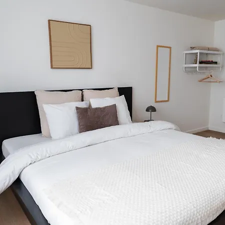 Private In Shared 7br Aprt, With Wifi Near Center *